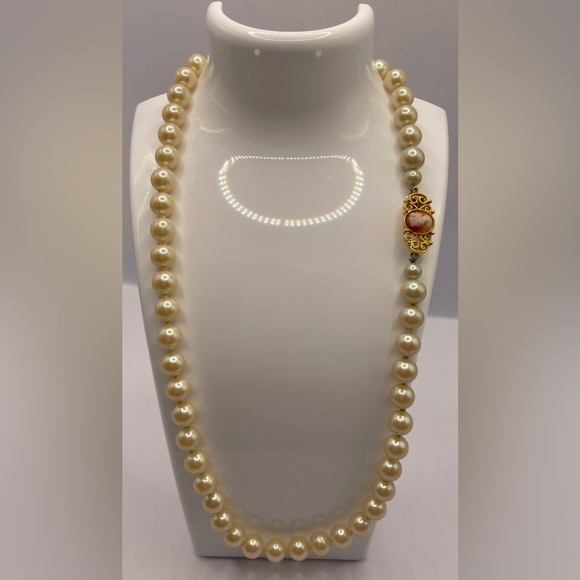 Vintage Strand of Glass Pearls Knotted with Gold Tone Cameo Clasp Unique - Picture 3 of 9